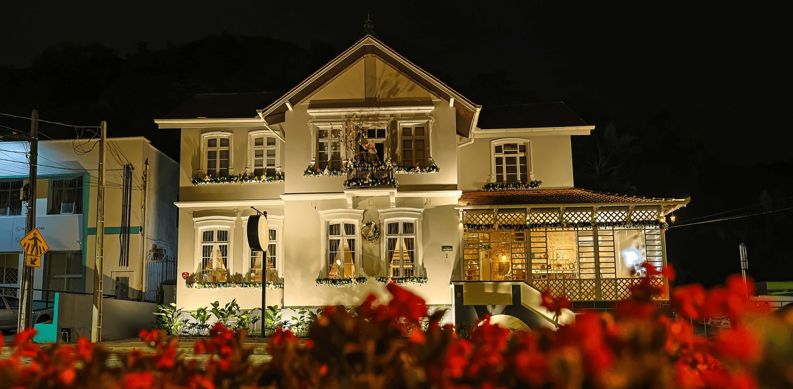 Fachada do Casarão iluminada à noite