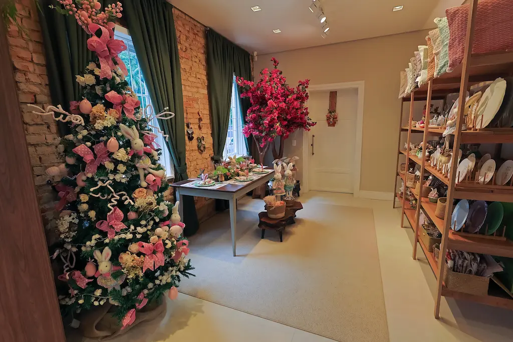 Interior do Casarão Decor com arranjos de flores