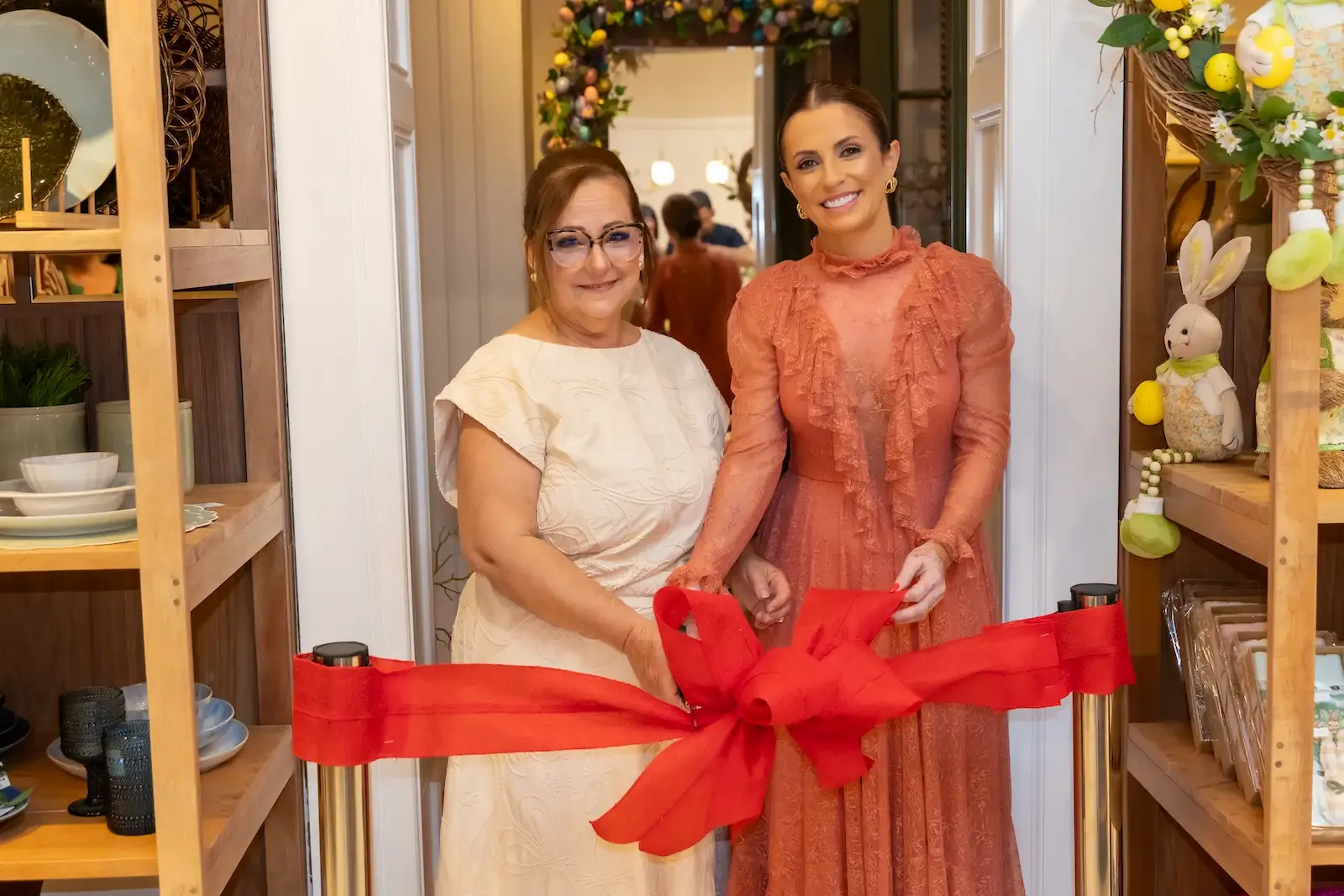 Mery Janotte e Gilmara Oeschler cortando a fita na inauguração do Casarão Decor